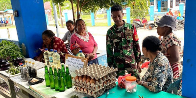 Ciptakan Lingkungan Nyaman, Babinsa Ajak Pedagang Pasar Bosnik Jaga Kebersihan