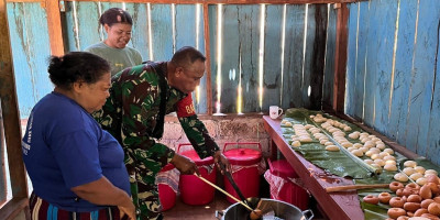 Wujudkan Kebersamaan, Babinsa Bantu Warga Binaan Menyiapkan Masakan untuk HUT Gereja