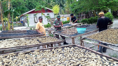 Babinsa Diskusi dengan Warga Cara Pengolahan Teripang untuk Dukung Perekonomian