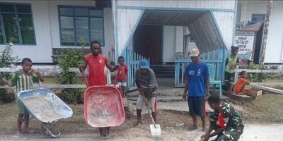 Peduli Keselamatan, Babinsa Bersama Masyarakat Timbun Jalan 