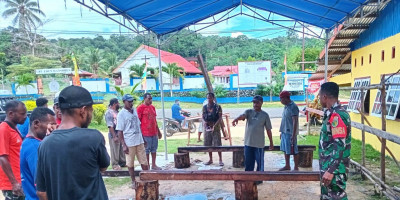 Babinsa Supiori Utara Bantu Warga Binaan Mendirikan Tenda dan Panggung