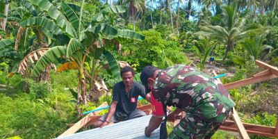 Ringankan Beban Masyarakat, Babinsa Bantu Pasang Atap Rumah Warga Binaan