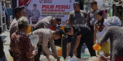 Peduli Kemanusiaan: Polres Pelabuhan Salurkan Bantuan Air Bersih
