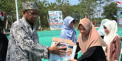 Selain Dikirim ke Palestina, Pesantren Nuu Waar AFKN Bagikan Ubi kepada 2000 Warga Bekasi