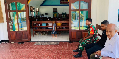 Babinsa Hadiri Ibadah Syukuran dan Sertijab Kepsek SD YPK Immanuel Warsa