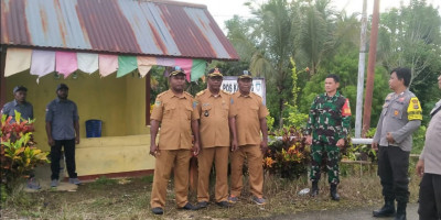 Tingkatkan Keamanan Warga, Babinsa dan Bhabinkamtibmas Sambangi Pos Kamling Kampung Duber