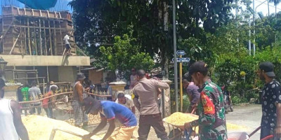Wujudkan Kemanunggalan TNI-Rakyat, Babinsa Bantu Pengecoran Ring Balok Menara Lonceng Gereja