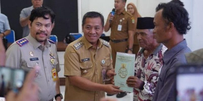 Kepala BPN Bersama Bupati Karawang Serahkan Sertifikat untuk Masyarakat Karawang