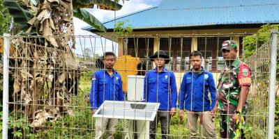 Pastikan Berfungsi Baik, Babinsa dan Petugas BMKG Biak Numfor Lakukan Perawatan Ombrometer