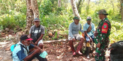 Tingkatkan Keakraban, Babinsa Komsos dengan Warga Desa Binaan