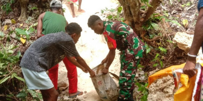 Demi Terwujudnya Kemanunggal TNI-Rakyat, Babinsa Bantu Warga Angkat Karang