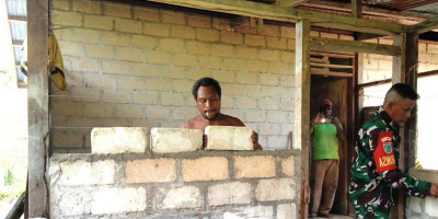 Peduli, Babinsa Biak Timur Bantu Warga Binaan Bangun Dapur