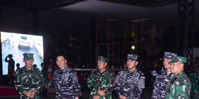 Di Monas, Dankormar Dampingi Kasal Tinjau Pasukan Upacara HUT TNI
