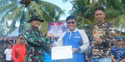 Dandim 1708/BN Terima    Penghargaan Containder Aplikasi Bank Sampah Atas Inisiatif Grebek Sampah di Biak