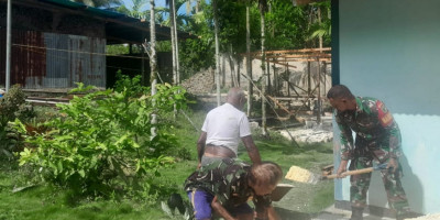 Kedekatan Nyata, Babinsa Bantu Penimbunan Rumah Warga