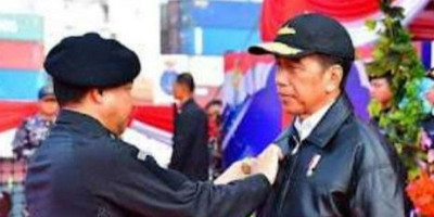 Panglima TNI Sematkan Brevet Kehormatan Hiu Kencana Kepada Presiden RI di atas KRI RJW-992