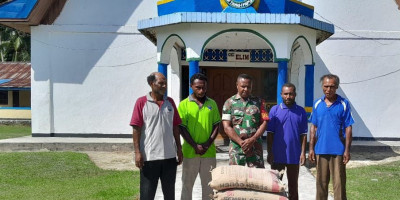 Babinsa Numfor Berikan Bantuan Lima Zak Semen untuk Pembuatan Papan Nama Gereja GKI Elim