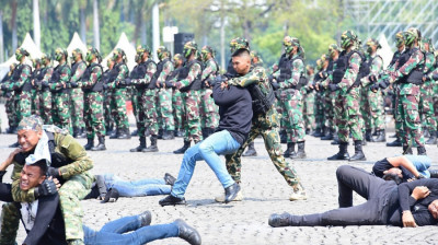 Jelang HUT ke-79 TNI, Ribuan Prajurit dan Ratusan Kendaraan Tempur Korps Marinir Ikuti Gladi