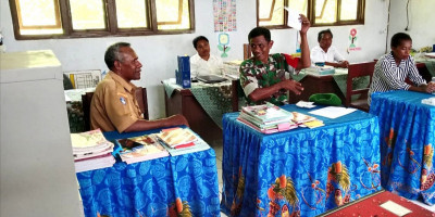 Jaga Hubungan Baik, Babinsa Biak Barat Komsos Bersama Para Guru SD Kababur