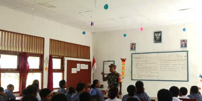 Tanamkan Cinta Tanah Air, Babinsa Berikan Wasbang di SMPN 1 Padaido