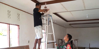 Semangat Kebersamaan, Babinsa Bantu Pembangunan Gedung Serba Guna Gereja Imanuel Kijne