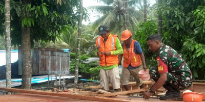 Babinsa Biak Timur Bangun Bank Sampah Dukung Program Sampah