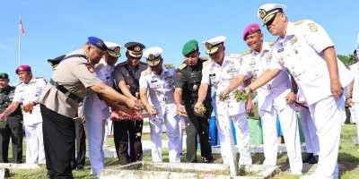 Kas Koarmada III Hadiri Ziarah di TMP Dalam Rangka HUT ke 79 TNI 