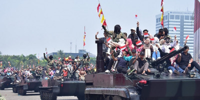 Masyarakat Antusias Naik Tank  Kendaraan Tempur Marinir