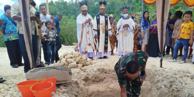 Peletakan Batu Pertama Gereja Kerahiman Ilahi, Kodim 1708/BN Donasikan 200 Zak Semen