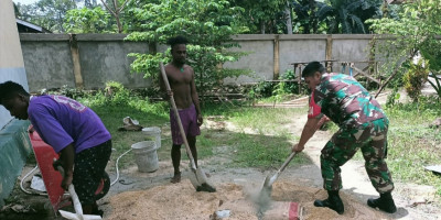 Bentuk Kepedulian TNI, Babinsa Bantu Cor Lantai Rumah Pastori