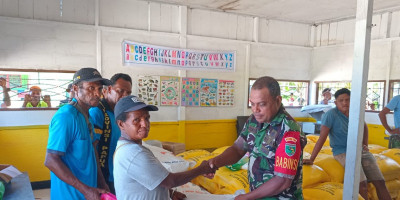 Dukung Kelancaran Bantuan, Babinsa Kawal Distribusi Beras di Kampung Mapia