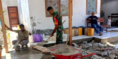 Wujud Kepedulian Warga, Babinsa Bantu Pembuatan Garasi Gereja