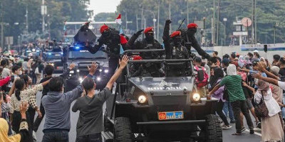 Antusiasme Masyarakat Sambut Kehadiran Satkopaska Koarmada I di Defile HUT ke-79 TNI