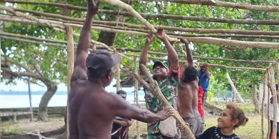 Peringati Masuknya Injil, Babinsa Bantu Warga Mendirikan Tenda
