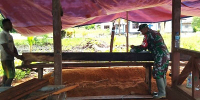 Atasi Kesulitan Warga, Babinsa Bantu Skap Kayu untuk Bangun Rumah