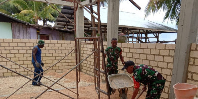 Kemanunggalan TNI-Rakyat, Babinsa Bantu Ratakan Timbunan Lantai Bank Sampah