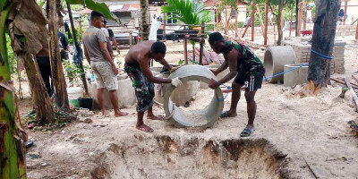 Satgas TMMD Ke-122 Kodim 1805/Raja Ampat Pasang Cincin Sumur Gali di Kampung Saporkren