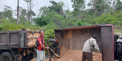 Sigap, Babinsa Bantu Evakuasi Truk Pengangkut Pasir yang Terguling