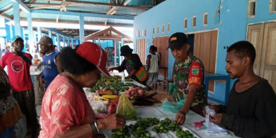 Ciptakan Lingkungan Nyaman, Babinsa Imbau Pedagang Jaga Kebersihan dan Keamanan Pasar