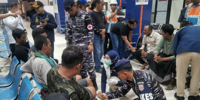 TNI-AL dan SAR Gabungan Selamatkan ABK KM Sabar Subur yang Tenggelam
