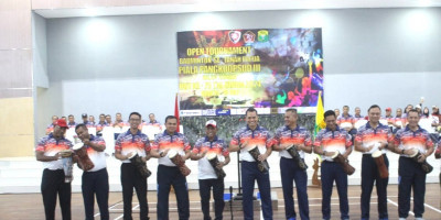 Rayakan HUT Ke-79 TNI, Plh Kasdim 1708/BN Hadiri Pembukaan Turnamen Badminton Piala Pangkoopsud III