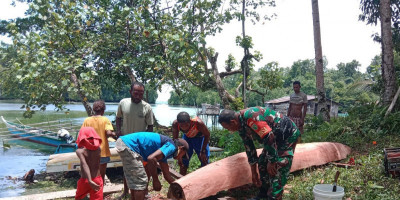 Sinergi TNI-Masyarakat, Babinsa Bantu Pembuatan Perahu Tradisional
