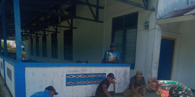 Wujudkan Kepedulian, Babinsa Bersama Warga Buat Pondasi Gereja