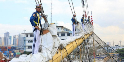 Pangkoarmada III Lepas KRI Bima Suci Kembali ke Tanah Air