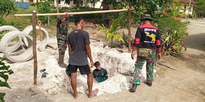 Lawan Panas Terik Satgas TMMD Kodim 1805 Cari Air Bersih untuk Warga