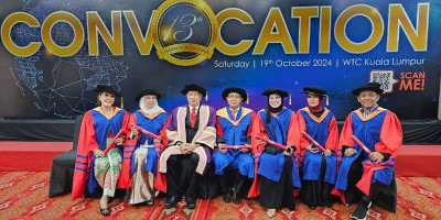 CFO Hopeland Umi Khulsum Meraih Gelar Ph.D dari Asia E University Malaysia