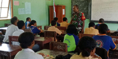 Tumbuhkan Semangat Patriotisme, Babinsa Biak Barat Beri Wasbang Kepada Siswa SMA