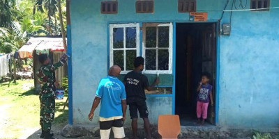 Peduli Keindahan, Babinsa Bantu Pengecatan Rumah Warganya