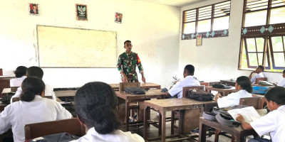 Tanamkan Patriotisme Sejak Dini, Babinsa Ajarkan Wasbang kepada Siswa SMA