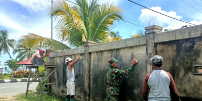 Pererat Kebersamaan, Babinsa dan Warga Gotong-Royong Bersihkan Pagar Gereja
